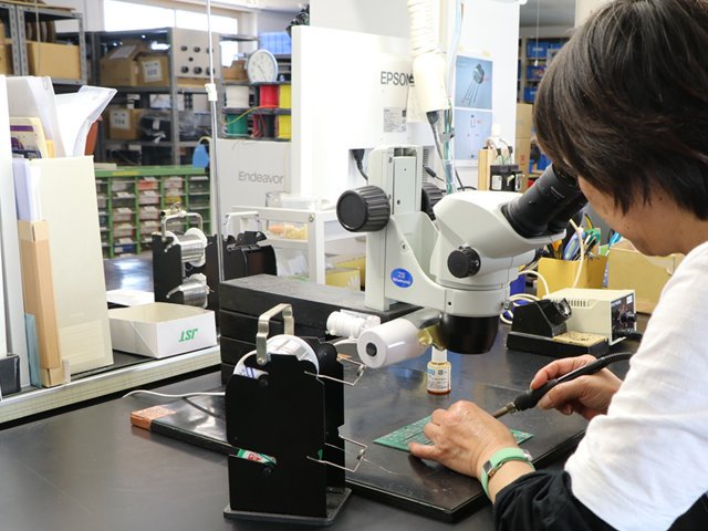 電子機器組立 写真1